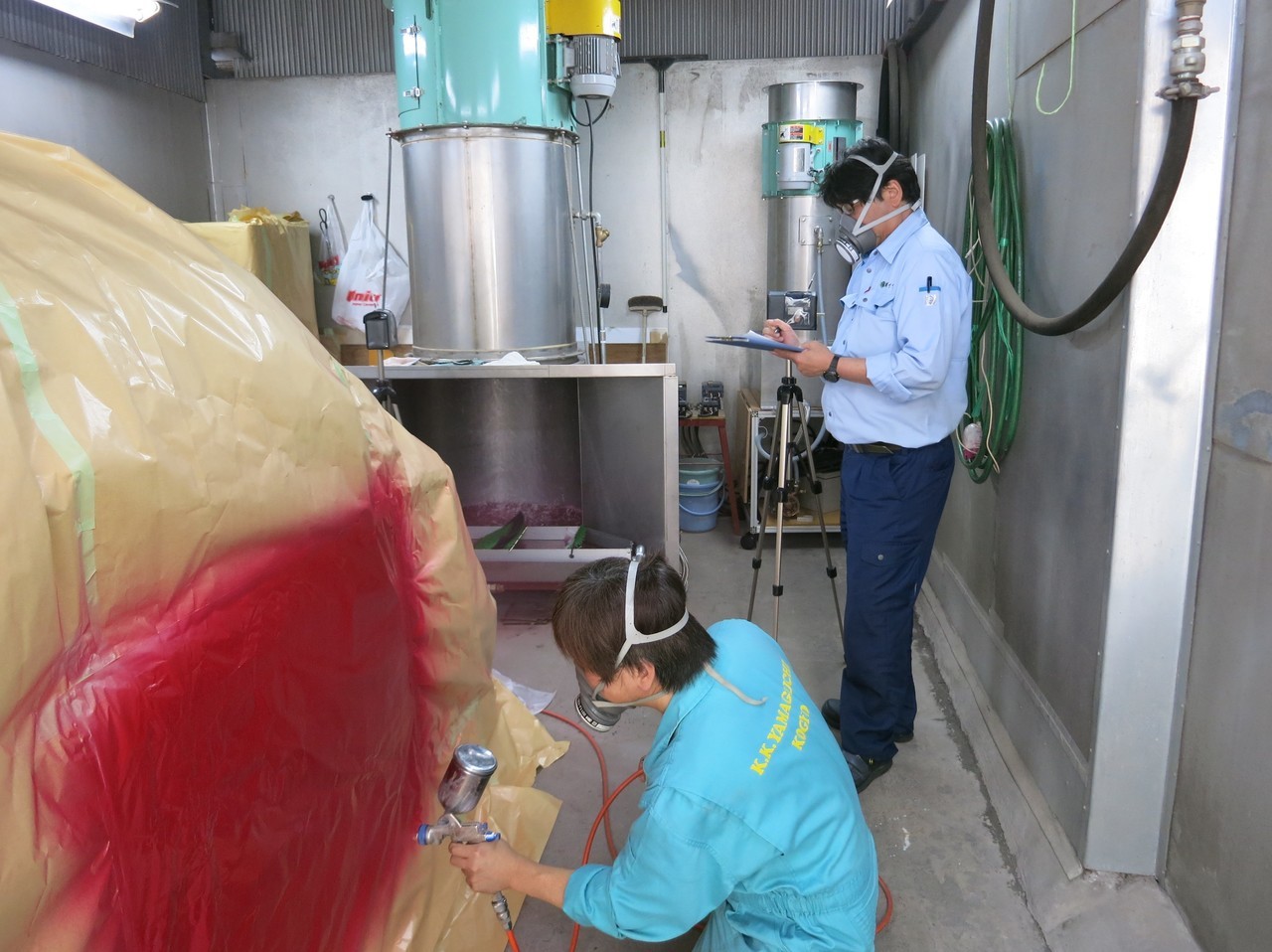 新鮮な空気の入る塗装工場のブース
