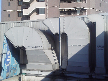局所排気装置からダクトで排気