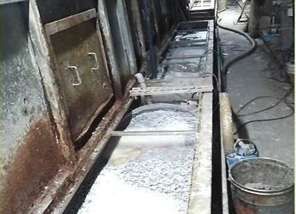 塗装スラッジ回収作業例