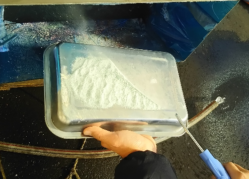 粉塵サンプルをテストしている様子
