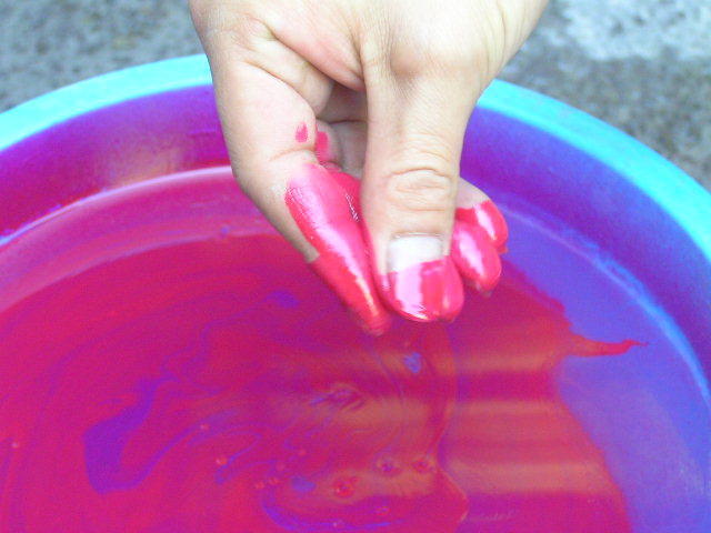 水とは混じらない塗料